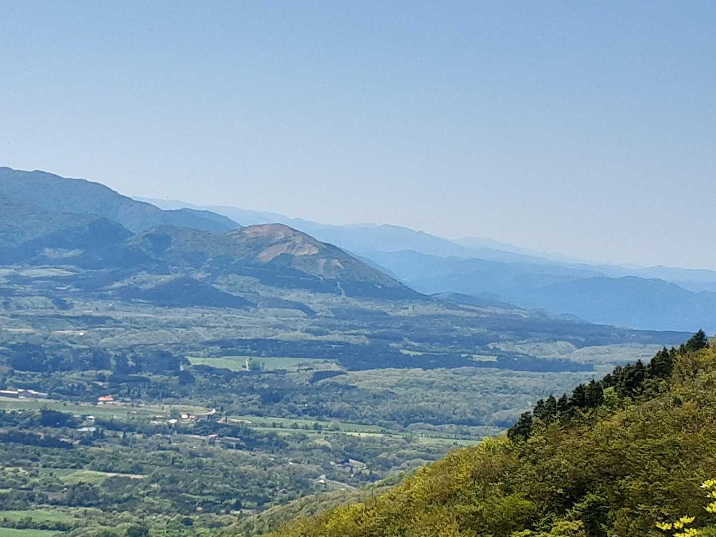 登る途中の景色、遠くに三平山ー😄