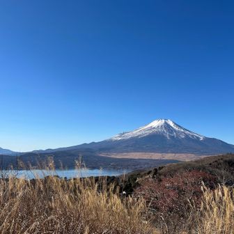 平尾山のベンチで富士山を見ながら🍙とスープで暖まります