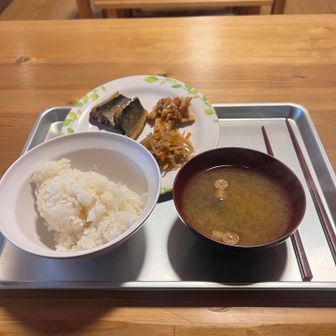 翌朝。
ご飯とみそ汁の朝食。