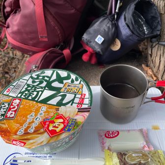どん兵衛とコーヒー、山友さんから頂いたおやつ🍪（ミニカップヌードル買い忘れレギュラーサイズ😅）寒いのであったまります👍