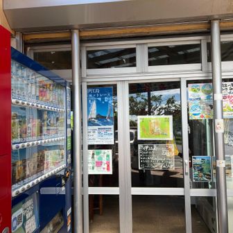 とっても親切なおばちゃんの売店、おまけをたくさんいただきました😊