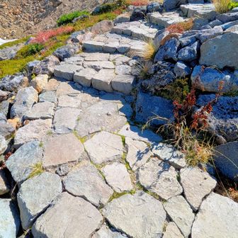 この階段、キレイに石が敷き詰められてました。こんな高山でスゴイな…