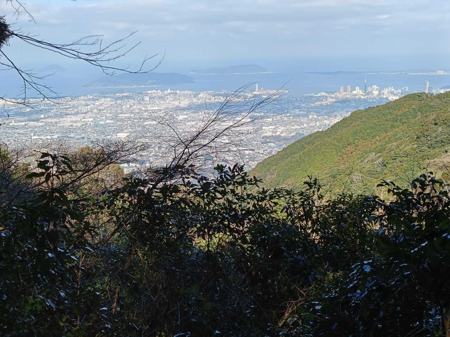 山頂からの景色はこの角度だけ。人気の山だけに10人ほどの人が。