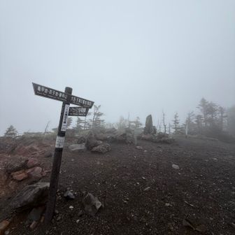 北横岳北峰　景色見えず風力変わらず