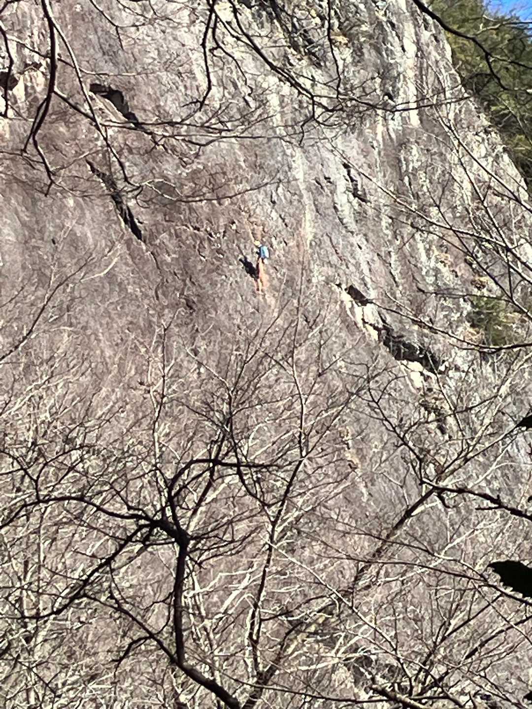 城山はロッククライミングの名所らしい。あんなところに人が…
