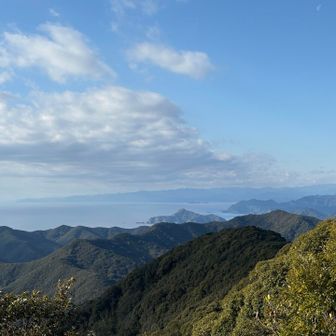 中央に見江島が見える