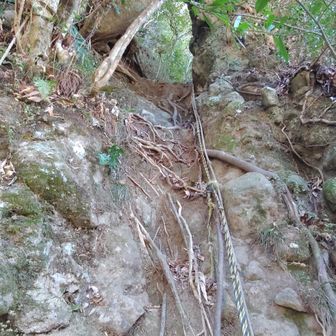 険しい登り
垂直の崖😨
バッテリーピンチにつき最後の１枚とする。
YAMAPを綴る📴

山頂からの見晴らしは良好だった。

軌跡よ、ゴール迄記録してくれ…

🪫バッテリー奇跡の粘りで軌跡を残してくれる。
