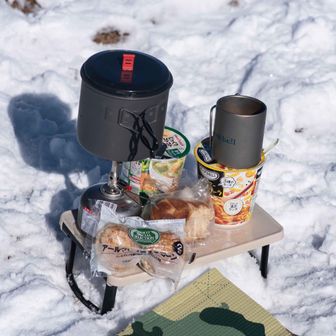 本日のランチ、信じられないくらいに穏やかで暖かい。気温は6℃で無風。