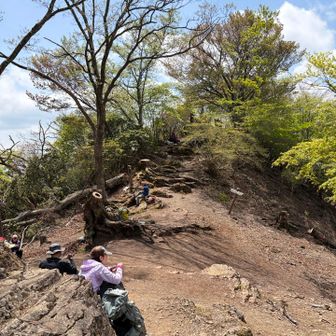 伊豆ヶ岳頂上前の広場。学生の団体さんが登ってました。