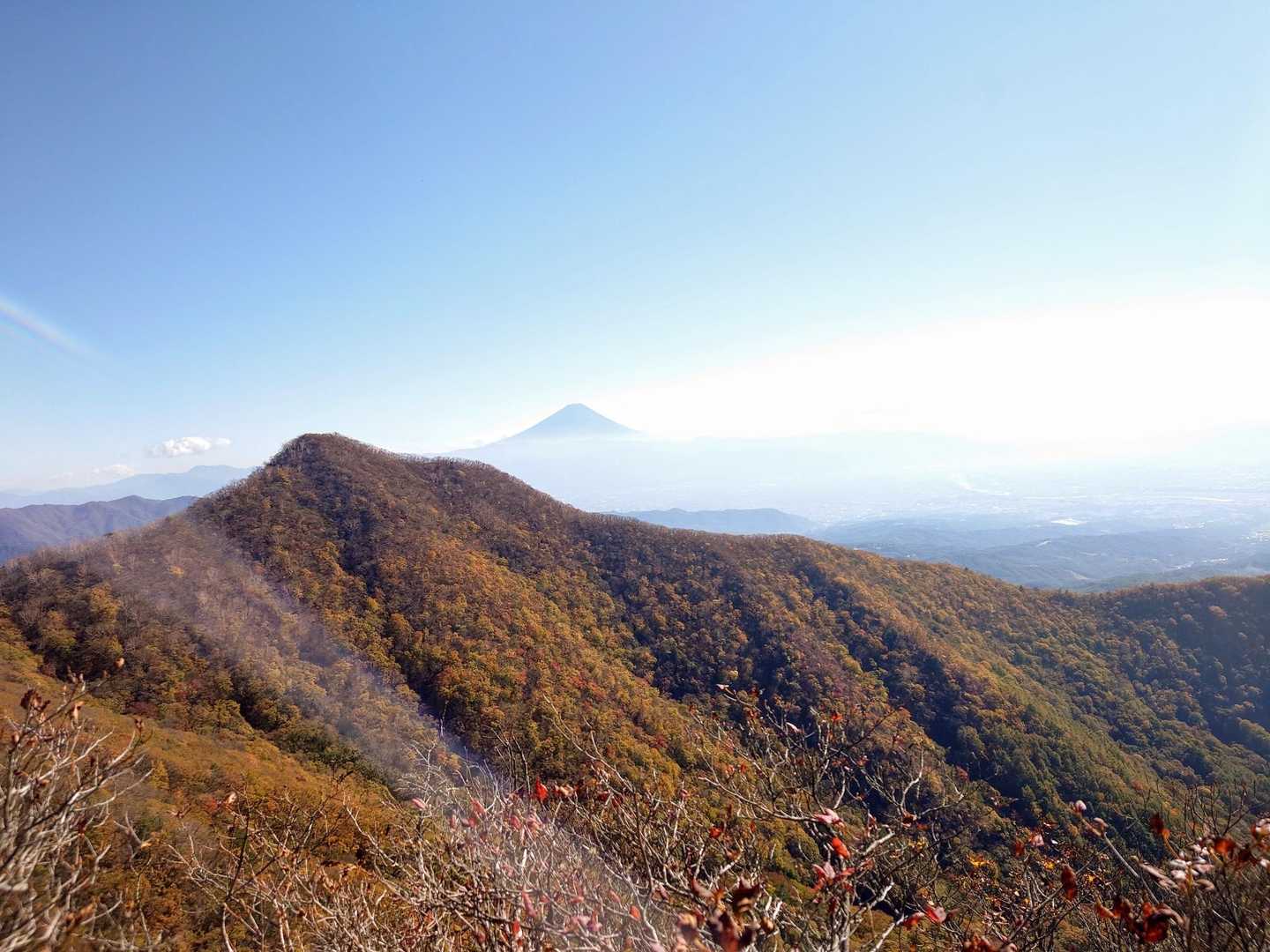 茅ヶ岳登山道入口への下山のルートは、富士山と茅ヶ岳の紅葉がとてもよく見えて素敵です。人も少なく、下山中は誰にも出会いませんでした。