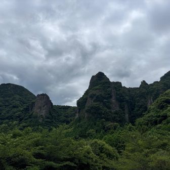 展望台から雄岩と雌岩。