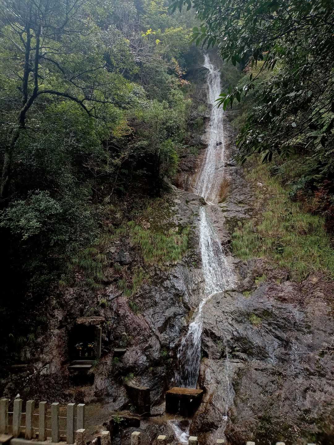 弁財天の奥に立派な滝😀