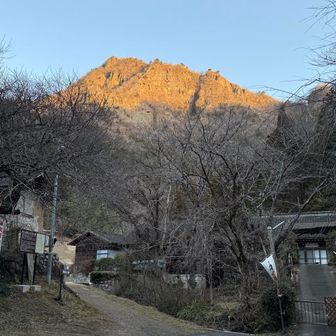 駐車場から直ぐに山頂が見える