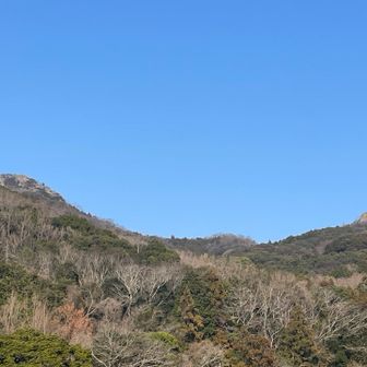 里に降りてロード歩き🚶‍♀
さっき登った高岩は左✨それなら右の岩は何だろう？あれが不動岩？🤔