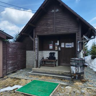 弥山にあるトイレ。冬季で使えないのかな、と思ったら使えました