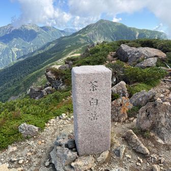茶臼岳の頂上に到着。標高2604m。今日の後半は南アルプスの稜線から大井川の畑薙第一ダムまで一気に下る。