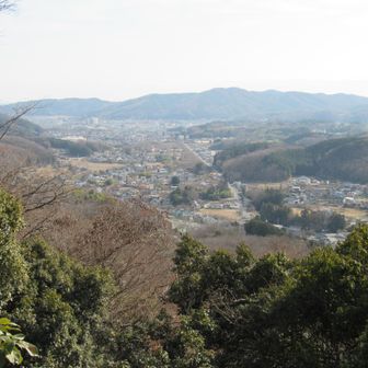 官の倉山からの帰路にトボトボ歩いた国道が見えました