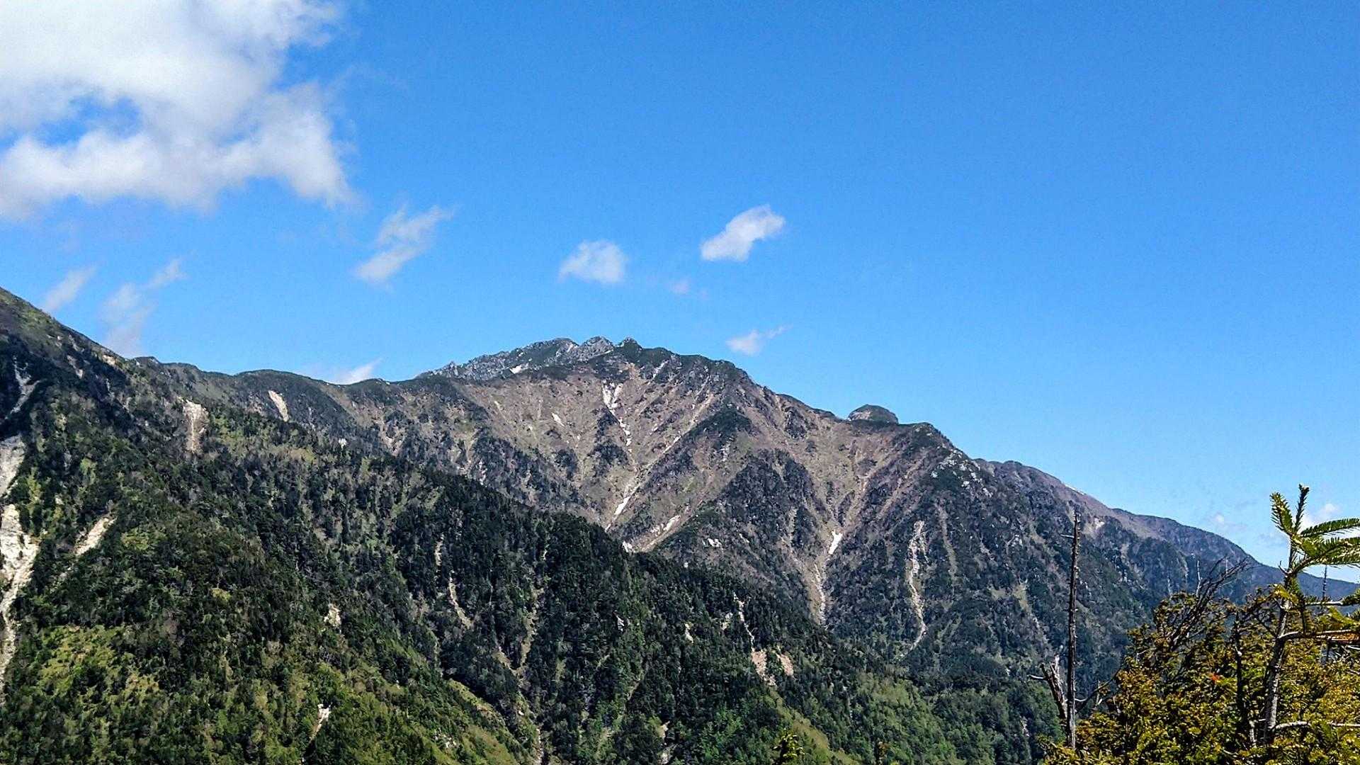 花崗岩が特徴の仙涯嶺、南駒ヶ岳、空木岳の眺め✨