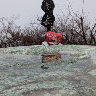 やっと山頂＼(^o^)／♥🎅🎄
山頂はホワイトクリスマス🤍
真っ白で眺望無😥