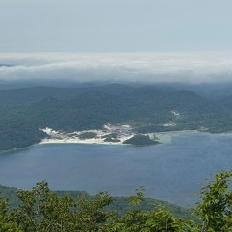 晴れていればコバルトブルーの宇曽利湖
湖畔に白く見えるのは恐山　賽の河原