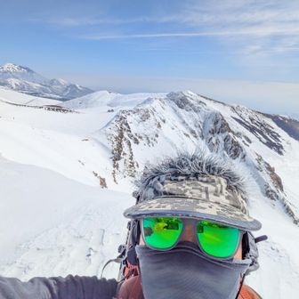 男岳山頂にて 後方に横岳と阿弥陀池避難小屋。