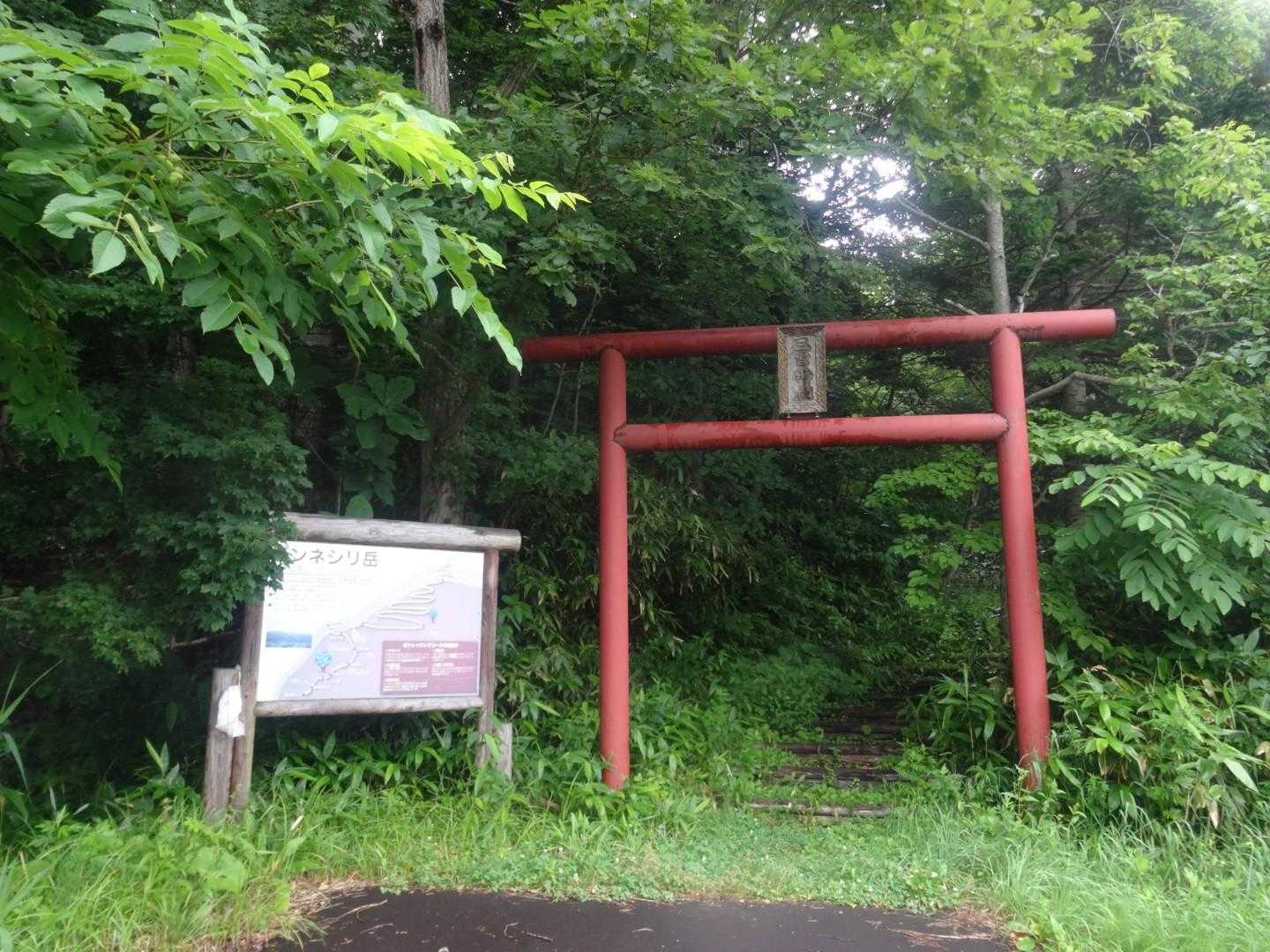 三吉神社の鳥居からスタート⛩️
お社は山頂にありました🙏