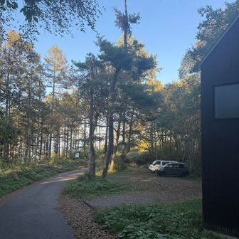 無事冷沢登山口到着。この建物はおトイレですがめっちゃ綺麗でヒノキの香りがして素晴らしいです👍
静かに山を歩けて、槍穂高の絶景を俯瞰できていい一日に感謝です。