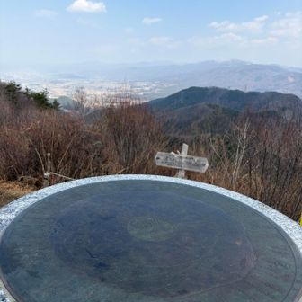 360°パノラマビュー‼️ 
ここを囲んで、あの山は❓この山は❓と話していたら、霧訪山の保全活動をしてみえる地元の方が写真をもとに、教えてくださいました‼️
ありがとうございました😊
霞んでいたけど、八ヶ岳連峰、穂高連峰、浅間山等見られて、嬉しかったな。