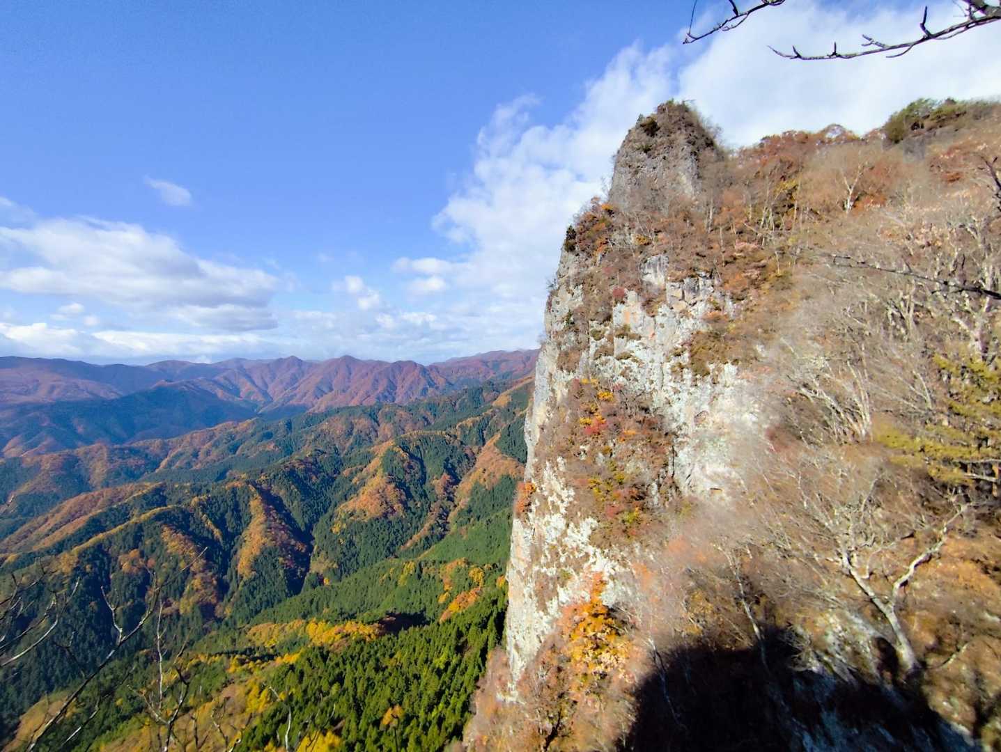 この岩峰は山頂ではありません😁