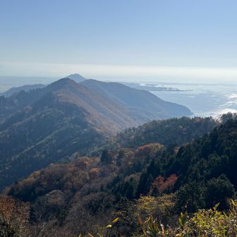 縦走してきた山をしみじみ見つめる。楽しかった♪
