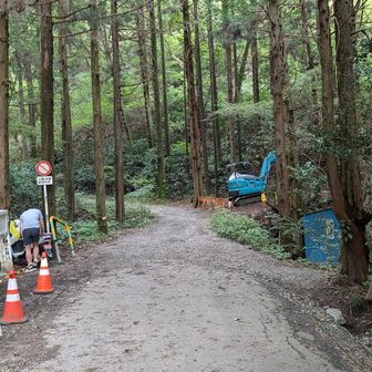 小仏峠入口駐車場の先は砂利道の林道で一般車両通行止め。