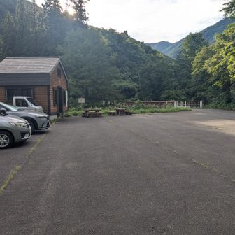 駐車場は舗装されており広い
ここまでの道も完全舗装、落石は全く無い　最近こんなに良い環境は久しぶりで感激
それにここには虻もいない　ゆっくり準備ができる😊