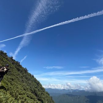 絶妙な時に飛行機雲が。