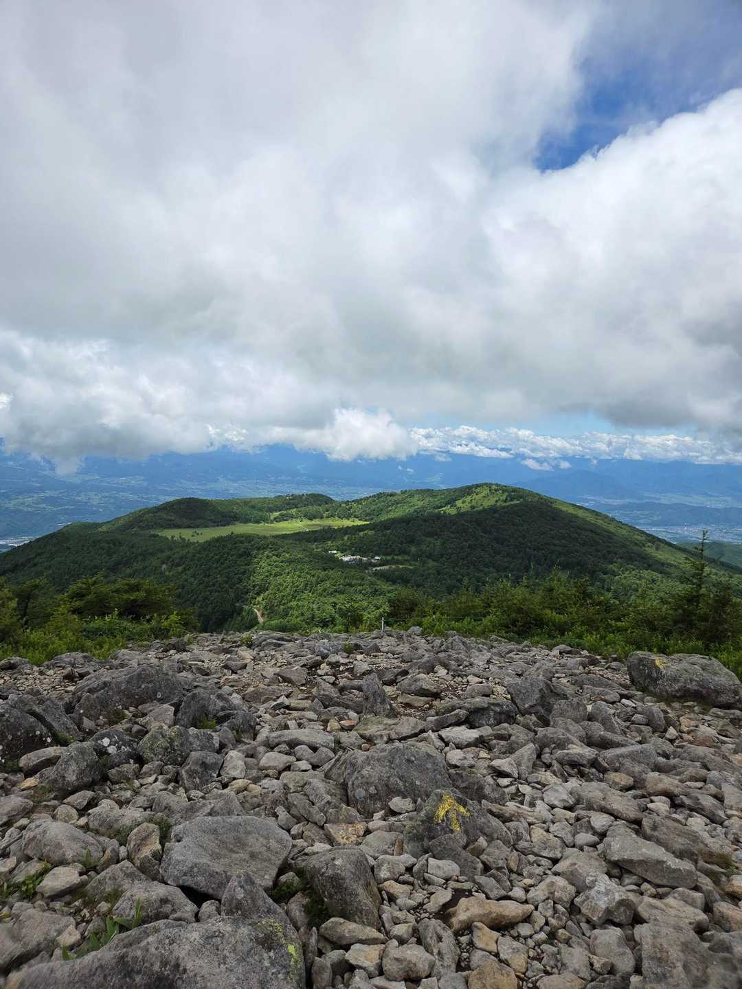 池の平湿原がよく見える。火口原🌋にあるのがよく分かるね😲