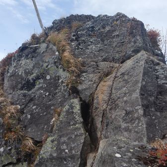 細尾根を慎重に歩きます🚶
途中の岩には古そうな鎖もかかってます⛓️