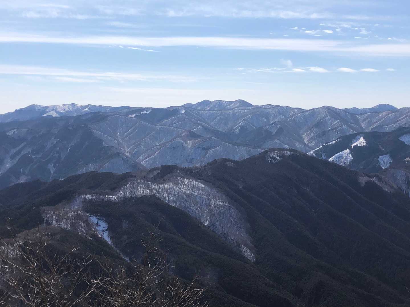 雪に覆われた山々。