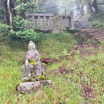 お亀石の前にて。