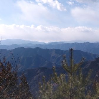 手前は毘沙門山(白石山)、左奥に和名倉山。登りたい山々を一望👍