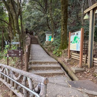 めい想の小径登山口から登ろうと思ったけど、この先の看板に岐阜城と山頂トイレには行けませんって書いてあったので百曲登山口に行きます
