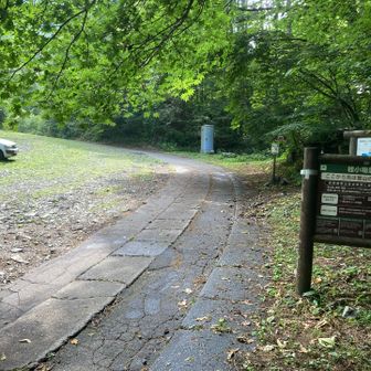 桂小場駐車場は一台のみ。
きのうのクルマの人たちは
日帰りだったようです。