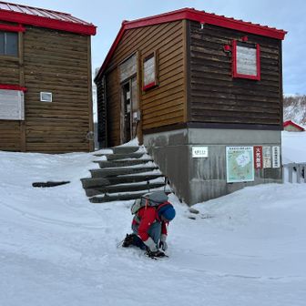 下山支度のバディ、ほぼ1時間🛖休んで外に出たら鳥海ブルーの空は何処🤣
