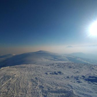 肉眼だと羊蹄山が見えるのに…