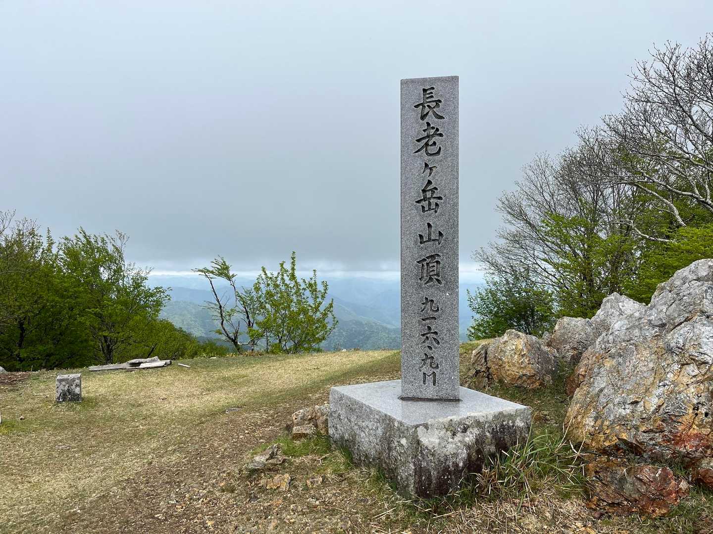 山頂到着。東屋で数分休憩。