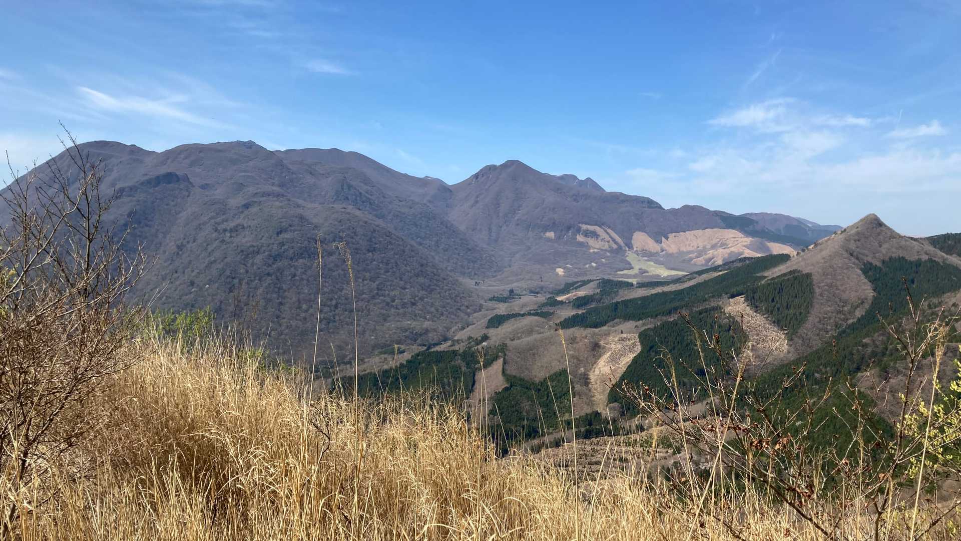 今日、初めての黒岳・平治岳の全貌。間近にドーンと迫ります٩(^‿^)۶。