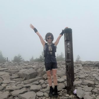 湯の丸2101m
　キャップ🧢を忘れて風で髪が
顔に覆い被さってばかりでウザかった🤪