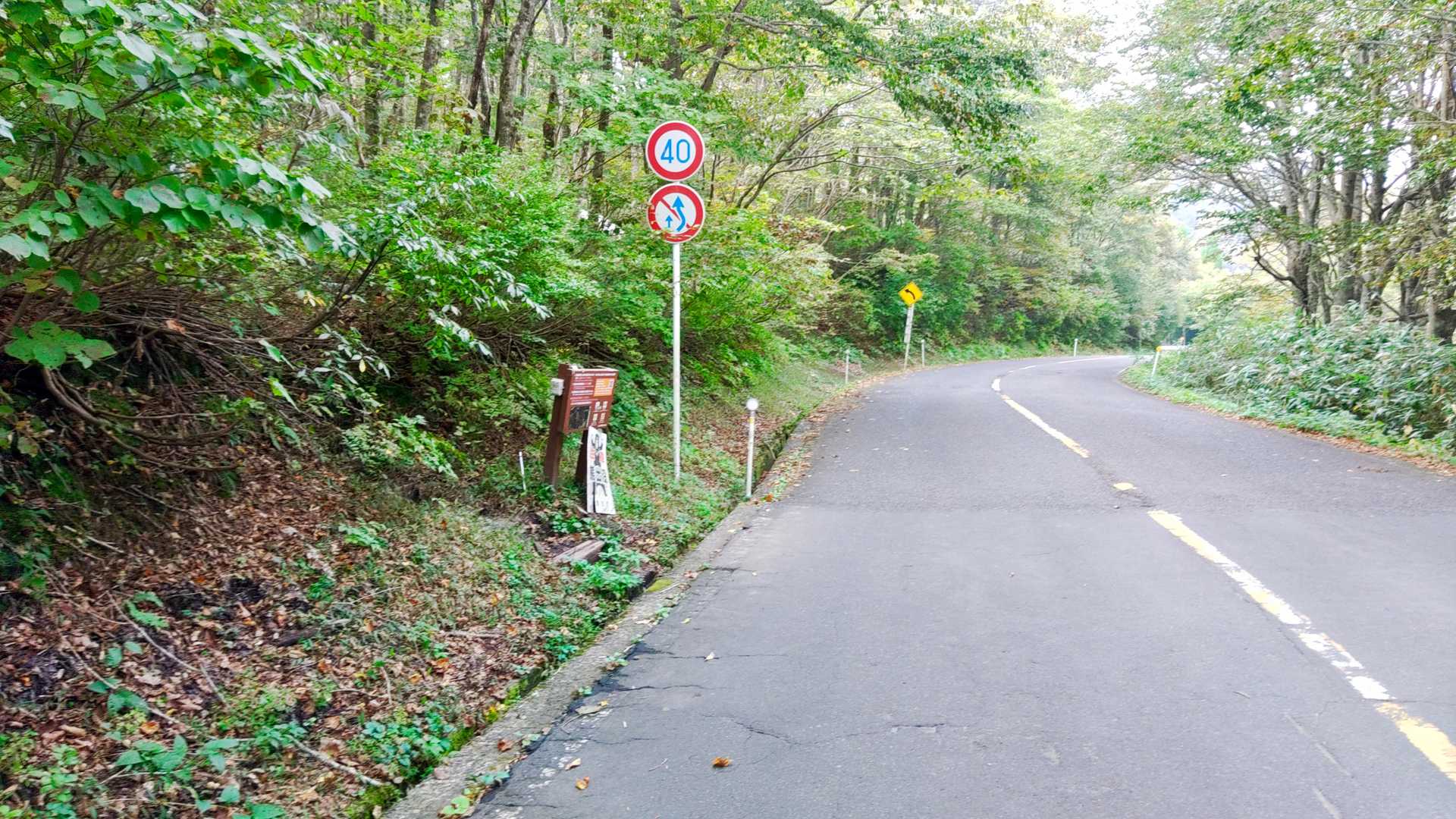 登りも下りも木の枝や岩、ロープ、そこらへんの細い笹、いろんなものをつかんで歩きました。
登山口ですでに標高1000m、あと450mくらいだから、まあ行けるわなって感じでスタートしましたが、日頃の体力不足は否めませんでした。
でも僕にしてはかなり頑張りました。疲れました〜