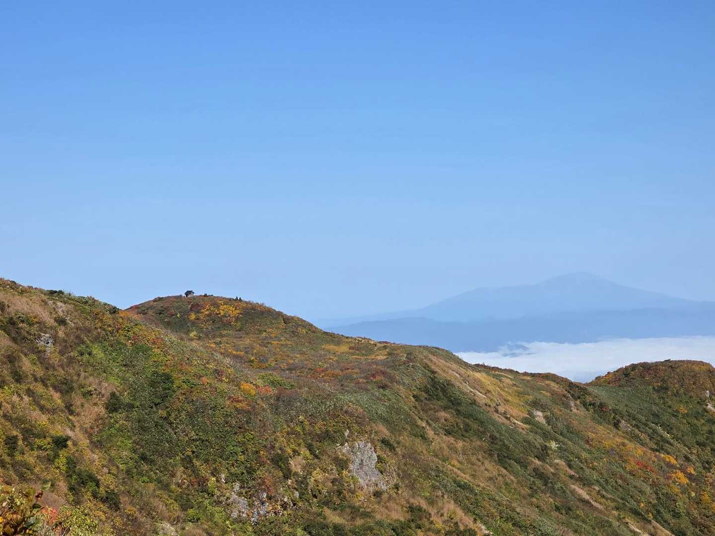 山頂の先の奥の院と鳥海山💓‪