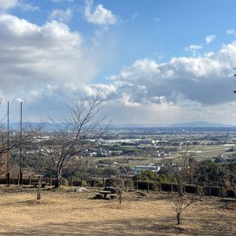 キャンプの駐車場にある小高い丘に登りました
佐賀平野です
山頂よりも視界が開けてました😅
