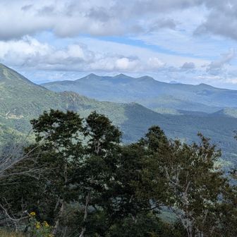 素敵な眺めです✨️
オロフレ山、白老三山、奥に頭だけ出している恵庭岳