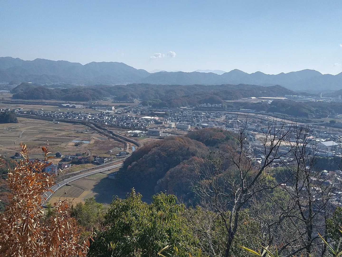 出丸からの景色。下の道が良く見える。